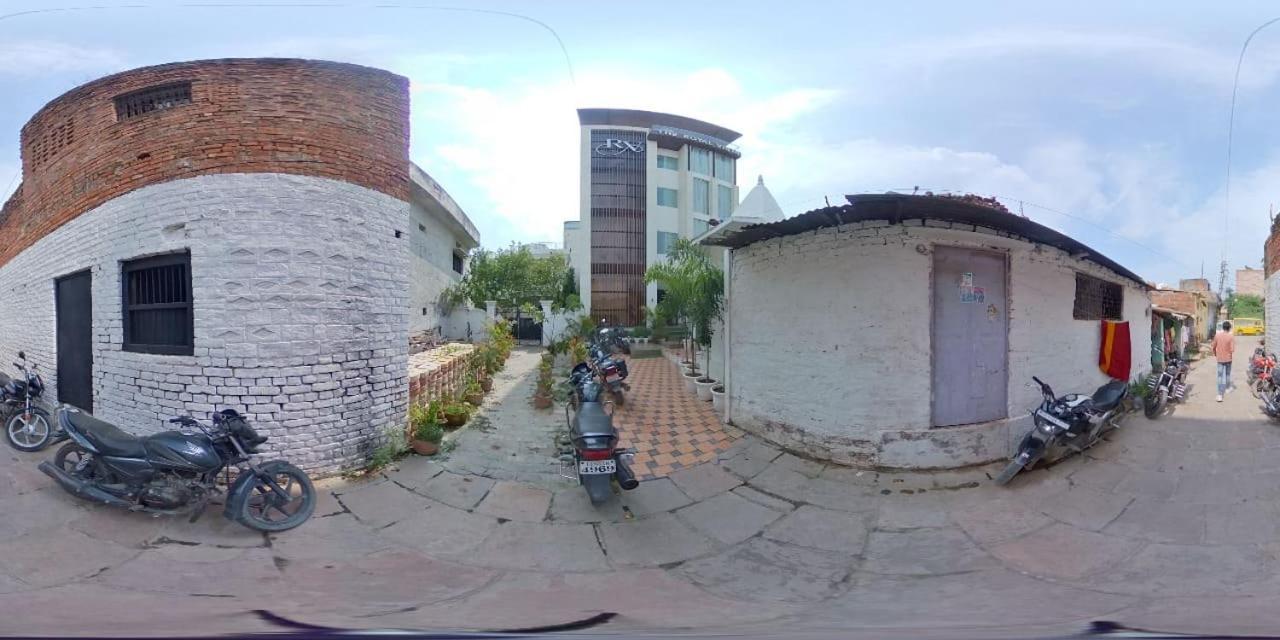 Hotel The Royal Vista Varanasi Eksteriør billede